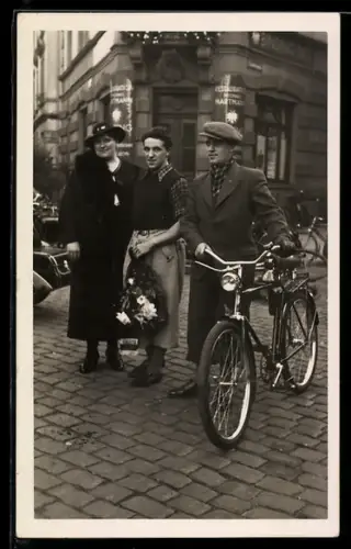 Foto-AK Mann mit Fahrrad vor dem Restaurant Michael Hartmann, Werbung für Binding Bier