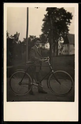 Foto-AK Junger Mann mit Fahrrad auf Dorfstrasse