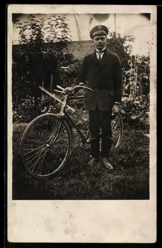 Foto-AK Mann im Anzug mit Fahrrad in einem Garten
