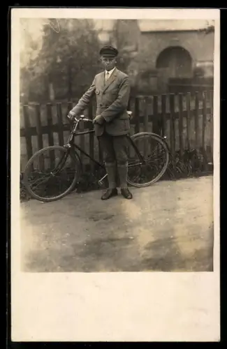 Foto-AK Junger Mann mit Fahrrad auf Dorfstrasse