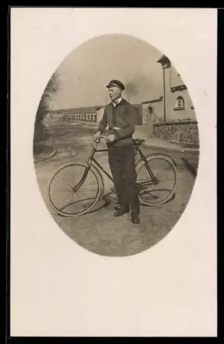 Foto-AK Junger Mann mit Fahrrad auf einer Landstrasse