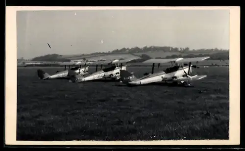 Foto-AK Britische Doppeldecker-Flugzeuge auf Flugfeld