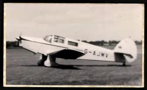 AK Britisches Flugzeug Percival Proctor mit Kennung G-AJMV auf Flugfeld