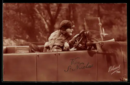 AK Junge Frau am Steuer eines offenen Wagens, Auto