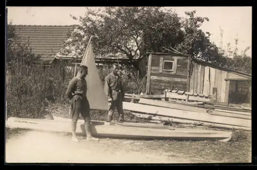 Foto-AK Zwei Männer mit Ruderbooten