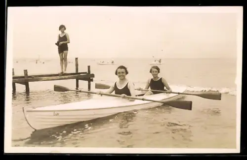 Foto-AK Zwei Frauen im Badeanzug im Ruderboot