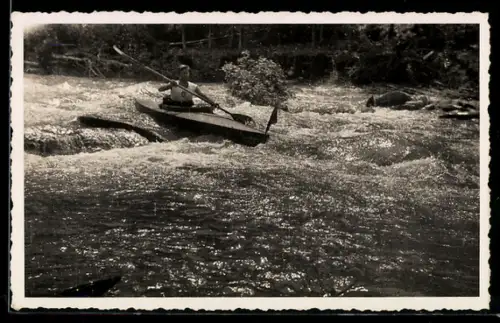 Foto-AK Mann im Ruderboot in den Karpathen