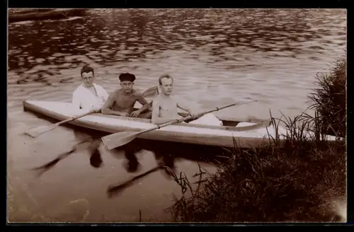 AK Drei Männer im Ruderboot am Flussufer