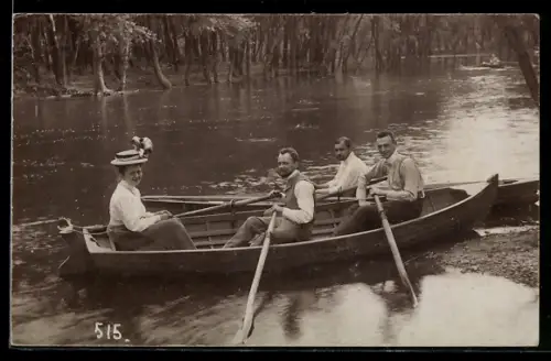 AK Drei Männer mit Frau im Ruderboot