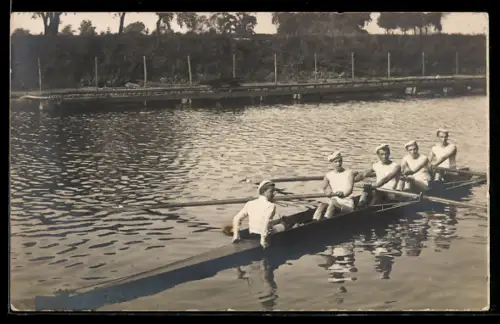 Foto-AK Fünf Sportler in einem Ruderboot