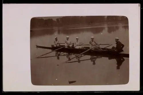 AK Fünf Sportler in einem Ruderboot