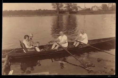 Foto-AK Zwei Männer und Frauen mit Kind im Ruderboot