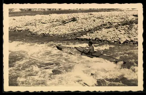 Foto-AK Sportler im Ruderboot in den Wellen