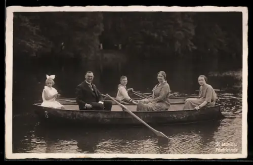 AK Familie mit Kindern in einem Ruderboot