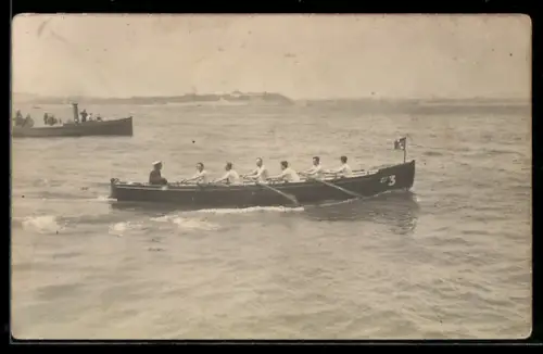 AK Sieben Sportler in einem Ruderboot