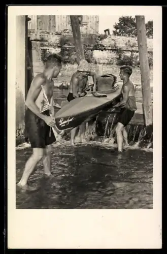 Foto-AK Drei Männer mit einem Ruderboot