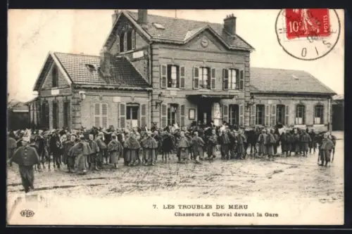 AK Méru, Les Troubles de Méru, Chasseurs à Cheval devant la Gare