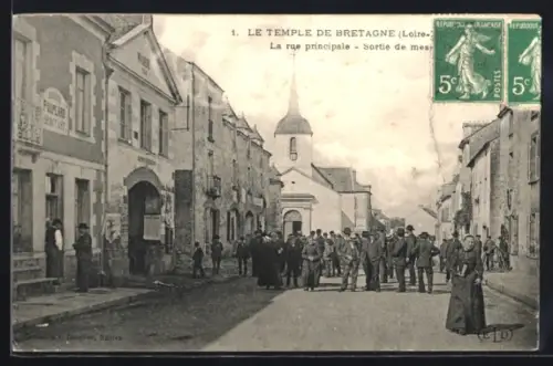 AK Le Temple-de-Bretagne, La rue principale, Sortie de messe