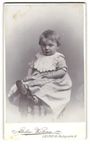 Fotografie Atelier Victoria, Leipzig, Rossplatz 6, Süsses Kleinkind im Kleid mit Latz
