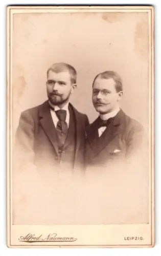 Fotografie Alfred Naumann, Leipzig, Doreotheenstrasse, Zwei junge Herren in eleganter Kleidung