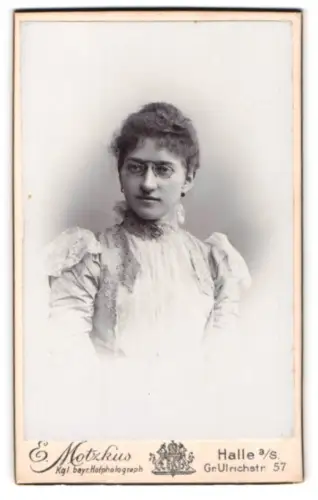 Fotografie E. Motzkus, Halle a. S., Gr. Ulrichstr. 57, Junge Frau im Kleid mit Zwicker