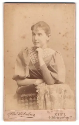 Fotografie Ferd. Urbahns, Kiel, Schlossgarten 17, Junge Frau im Spitzenkleid