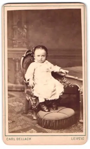Fotografie Carl Bellach, Leipzig, Gellertstrasse 4, Süsses Kleinkind im weissen Kleid