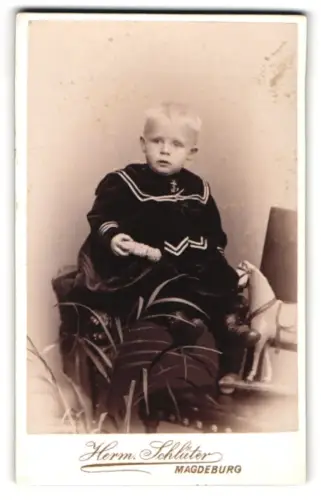 Fotografie Hermann Schlüter, Magdeburg, Ecke Breite Weg und Alte Ullrichstr., Süsses Kleinkind im schwarzen Samtkleid