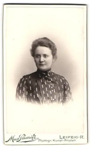 Fotografie Max Schmitiz, Leipzig, Kronprinzstr. 19, Junge Dame im modischen Kleid