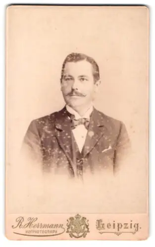 Fotografie Rudolf Herrmann, Leipzig, Wintergarten-Str. 9, Eleganter Herr mit Zwirbelbart
