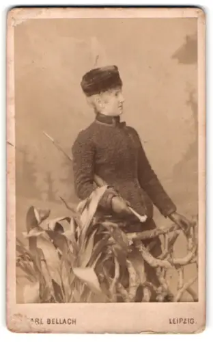 Fotografie Carl Bellach, Leipzig, Gellert-Strasse 12, Bürgerliche Dame mit Schirm