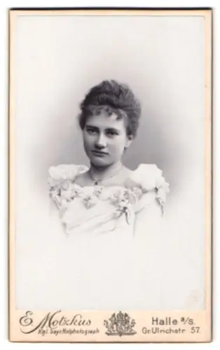 Fotografie E. Motzkus, Halle a. S., Gr. Ulrichstr. 57, Junge Dame im eleganten Kleid