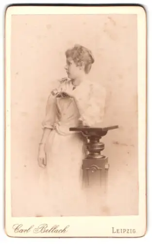 Fotografie Carl Bellach, Leipzig, Gellert-Strasse 12, Junge Dame im weissen Kleid
