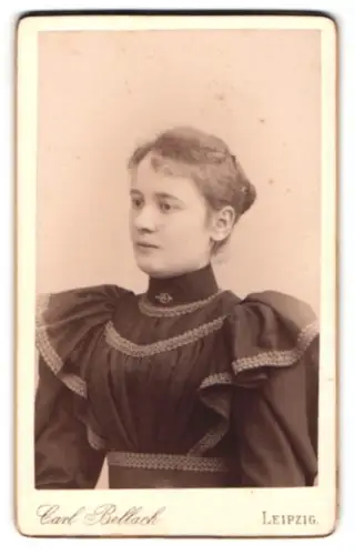 Fotografie Carl Bellach, Leipzig, Gellert-Strasse 12, Junge Dame im Kleid mit Kragenbrosche