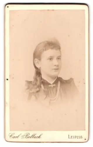 Fotografie Carl Bellach, Leipzig, Gellert-Strasse 12, Junges Mädchen im Kleid mit Kragenbrosche