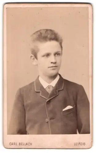 Fotografie Carl Bellach, Leipzig, Gellert-Strasse 12, Junger Mann im Anzug mit Krawatte
