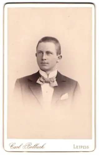 Fotografie Carl Bellach, Leipzig, Gellert-Strasse 12 u. 14, Junger Herr im Anzug mit Fliege