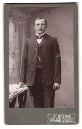 Fotografie C. Böhme, Altenburg, Am Hoftheater, Junger Herr im Anzug mit Fliege