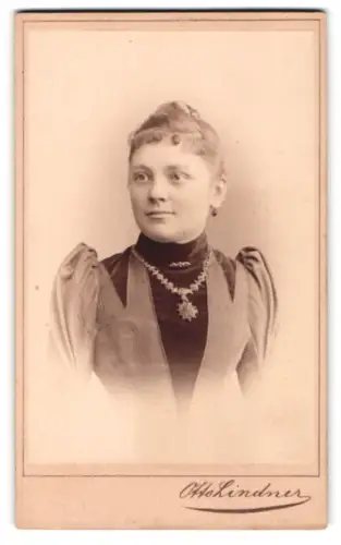 Fotografie Otto Lindner, Berlin, König-Strasse 30 Ecke d. N. Friedrich-Str., Junge Dame im Kleid mit Kragenbrosche