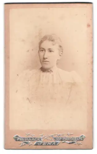 Fotografie Fr. Haack, Jena, Junge Dame im weissen Kleid