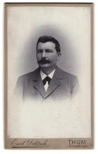 Fotografie Emil Delitsch, Thum i. Erzgebirge, Eleganter Herr mit Schnauzbart