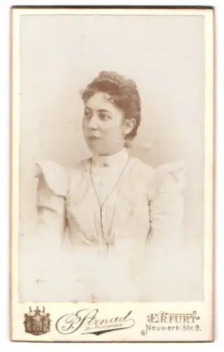 Fotografie P. Strnad, Erfurt, Neuwerk-Str. 9, Junge Dame im weissen Kleid