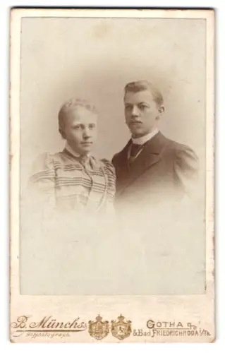 Fotografie B. Münchs, Friedrichroda i. Thüringen, Schweizer-Strasse, Junges Paar in eleganter Kleidung