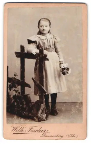 Fotografie Wilh. Fischer, Dannenberg /Elbe, Mädchen im Kleid mit Blumen