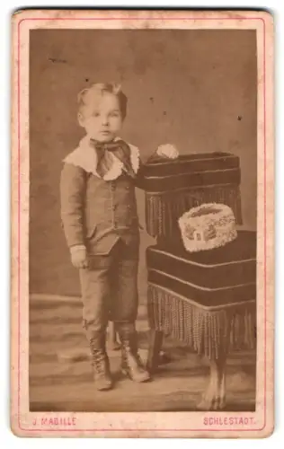 Fotografie J. Mabille, Schlestadt, Rue de la veille poste, Kleiner Junge im Anzug mit Fliege
