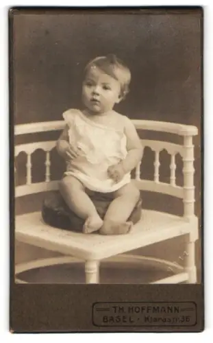 Fotografie Th. Hoffmann, Basel, Klarastr. 36, Süsses Kleinkind im weissen Hemd mit nackigen Füssen