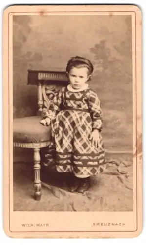 Fotografie Wilh. Mayr, Kreuznach, Salinen-Promenade, Kleines Mädchen im karierten Kleid