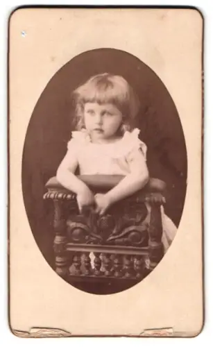 Fotografie F. Malinowski, Ort unbekannt, Kleines Mädchen im weissen Kleid
