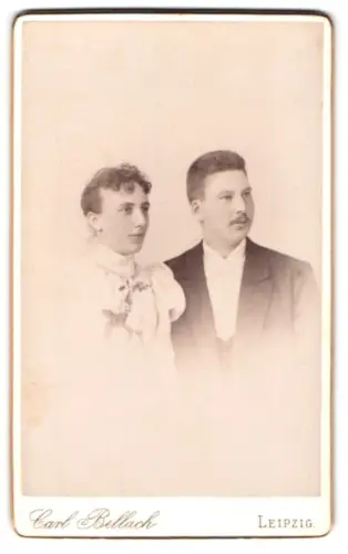 Fotografie Carl Bellach, Leipzig, Gellertstrasse 12 u.14, Ehepaar in eleganter Kleidung