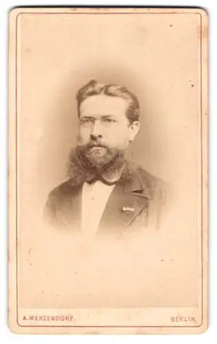 Fotografie A. Menzendorf, Berlin, Louisenstr. 61, Junger Herr mit Zwicker und Vollbart